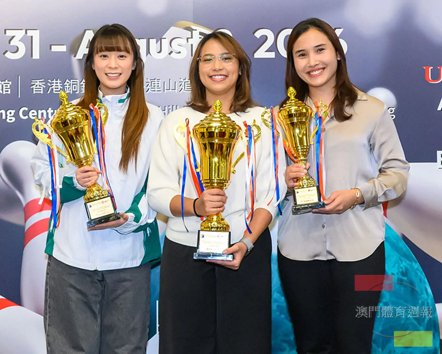 黃淳欣（左）與女子公開組冠軍Syazwani Sahar（中）及季軍Natasha Roslan合影.jpg